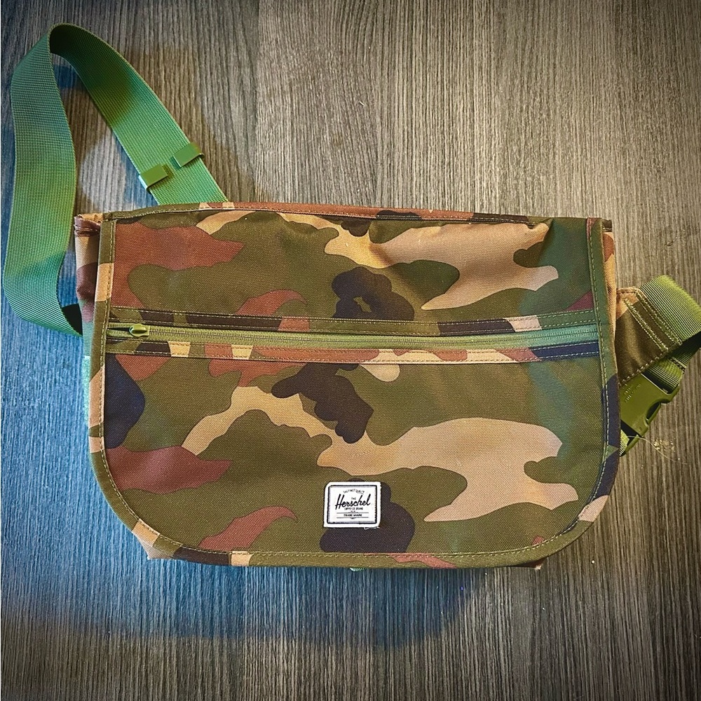 Herschel Camouflage Messenger Sidebag NWOT